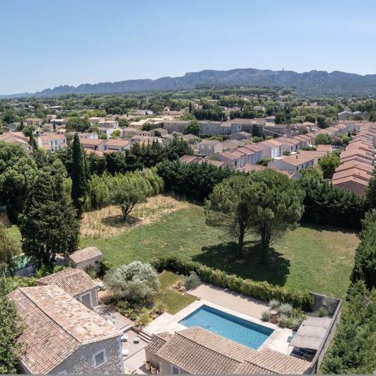 Terrain constructible de 1200 m² à Saint-Rémy-de-Provence, proche écoles et commodités dans les Alpilles