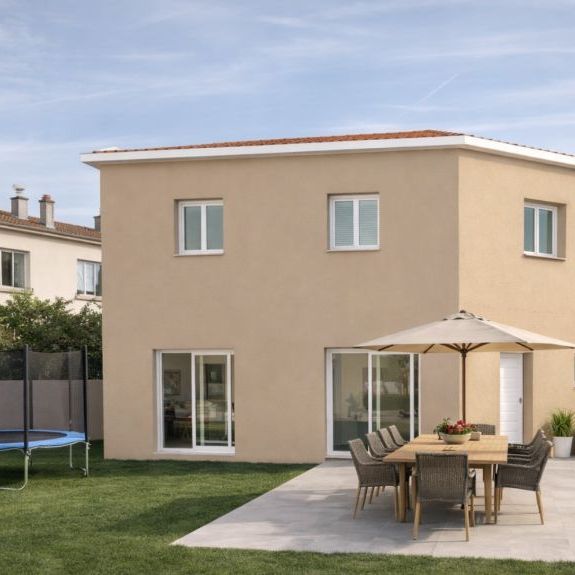 Maison neuve traditionnelle 134 m² avec 5 chambres sur terrain viabilisé de 379 m² à Saint-Chamas, proche écoles, commodités et transports