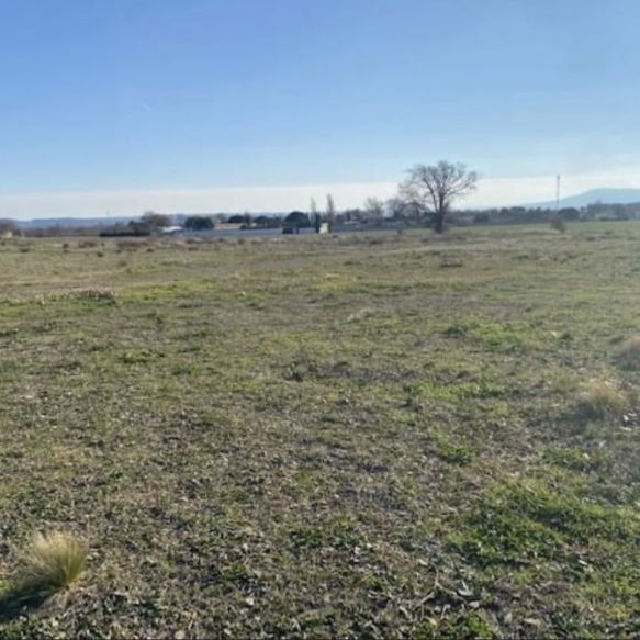 Sur ce terrain 650m2 à ENTRAIGUES Hors lotissement RARE à la vente sur ce secteur dans un espace verdoyant à proximité immédiate de toute les commodités tranquillité garantie exposée plein Sud